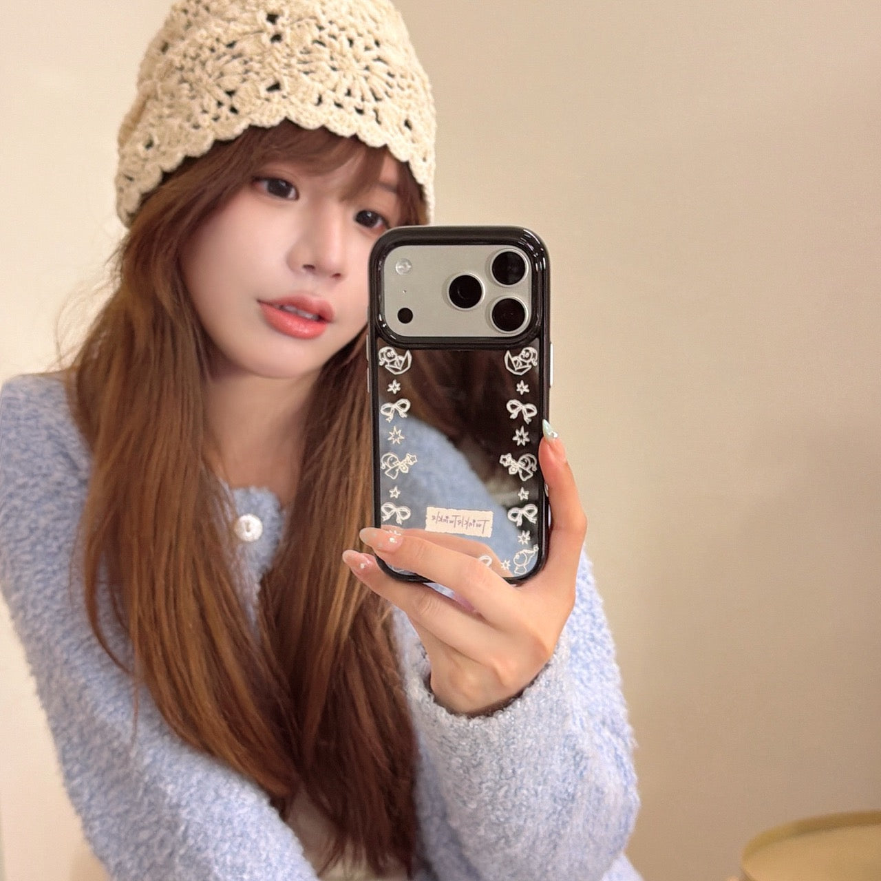 Edge trim with bow and star pattern, mirrored round edge phone case