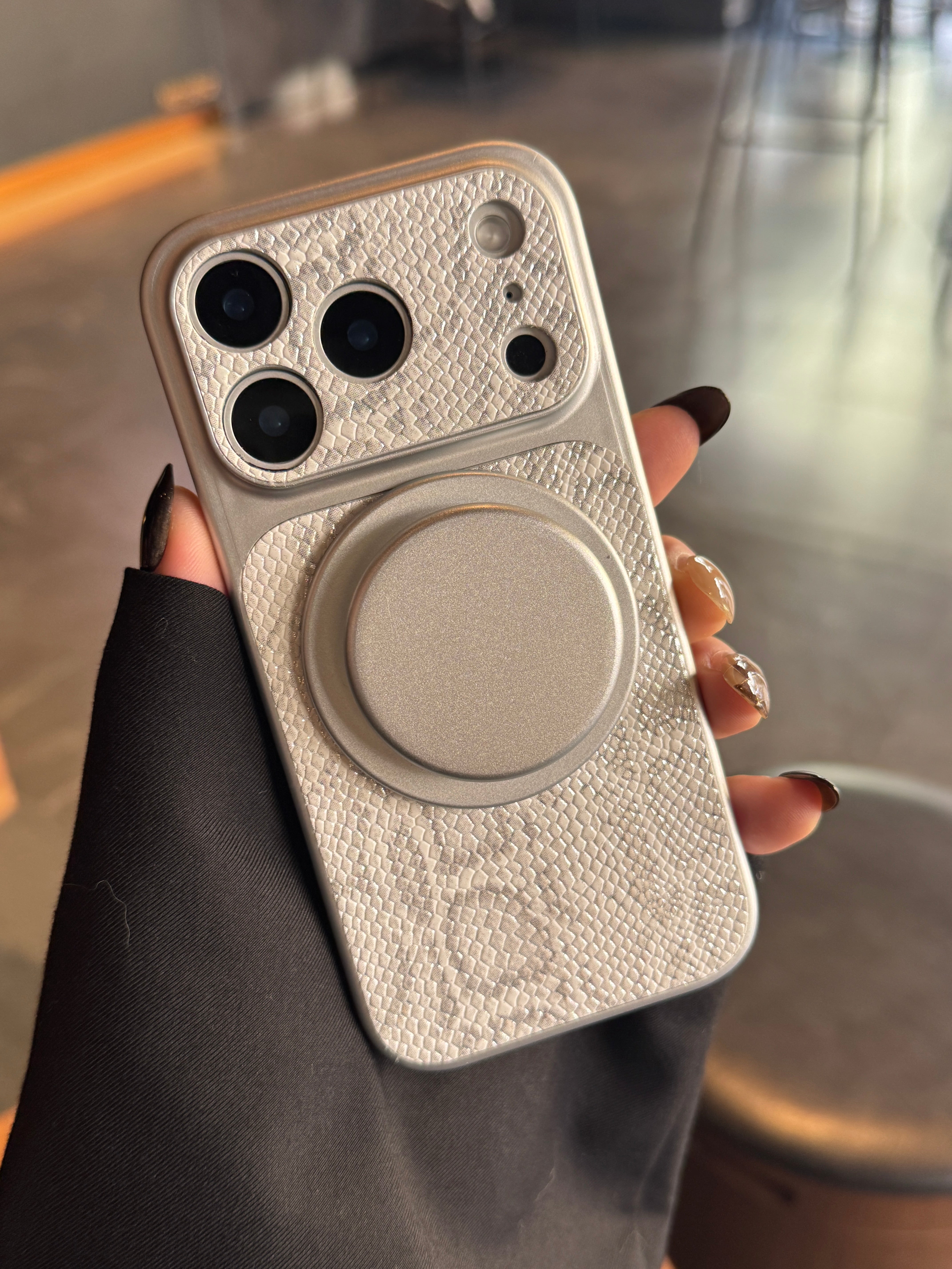 Snake-skin pattern large window magnetic phone case