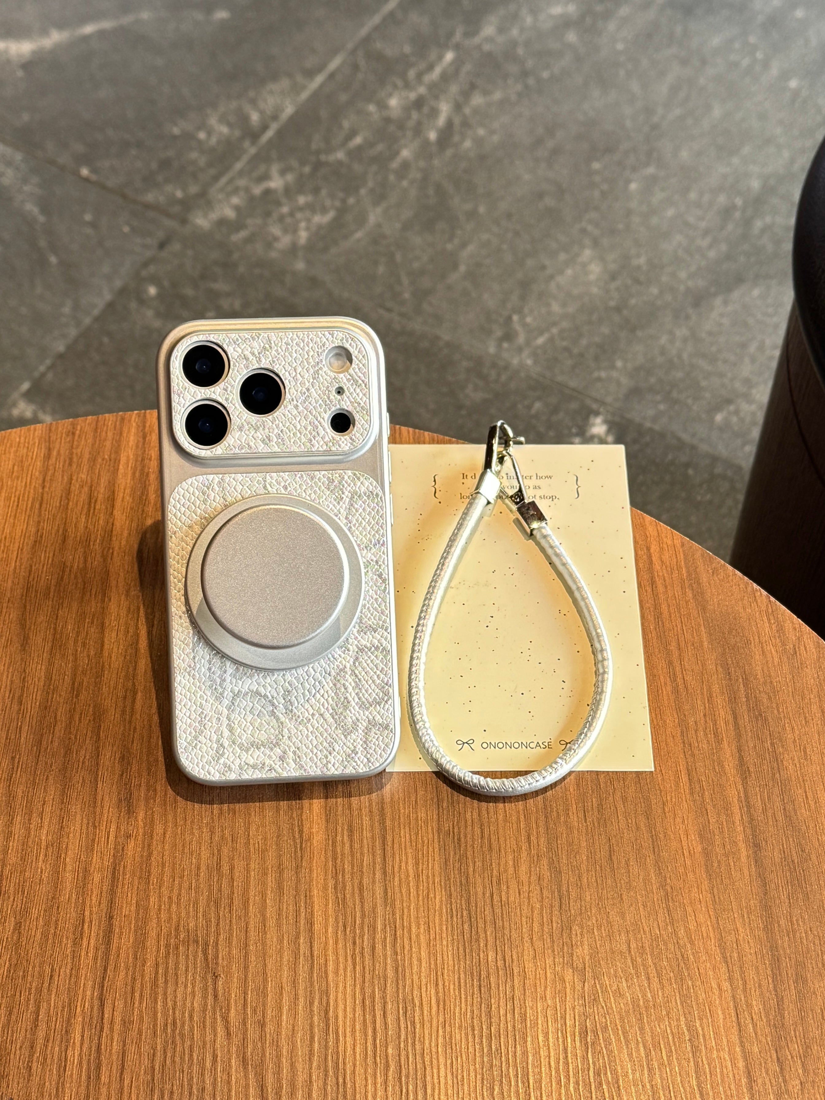 Snake-skin pattern large window magnetic phone case