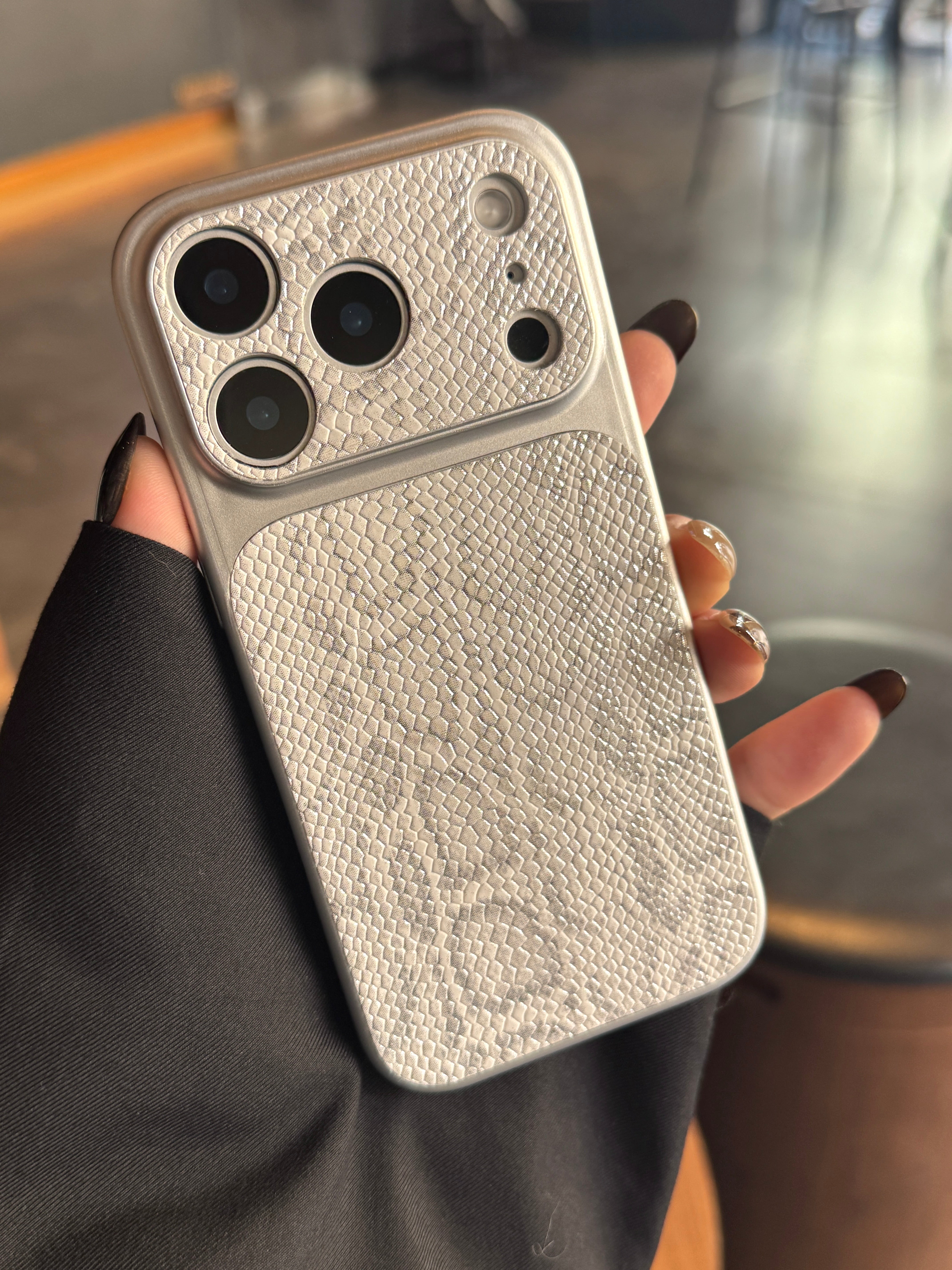 Snake-skin pattern large window magnetic phone case
