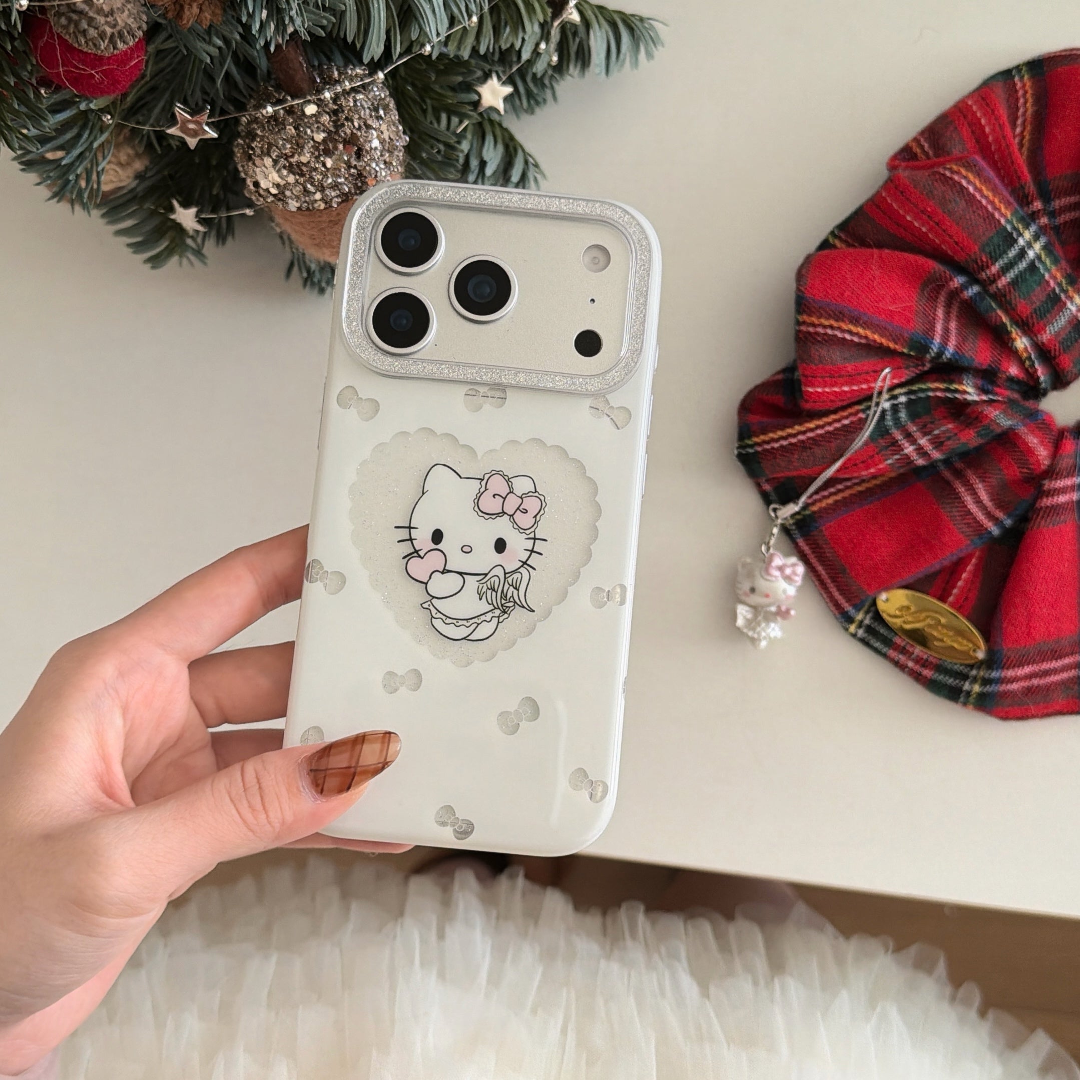 Glittery framed heart-shaped Kitty pendant