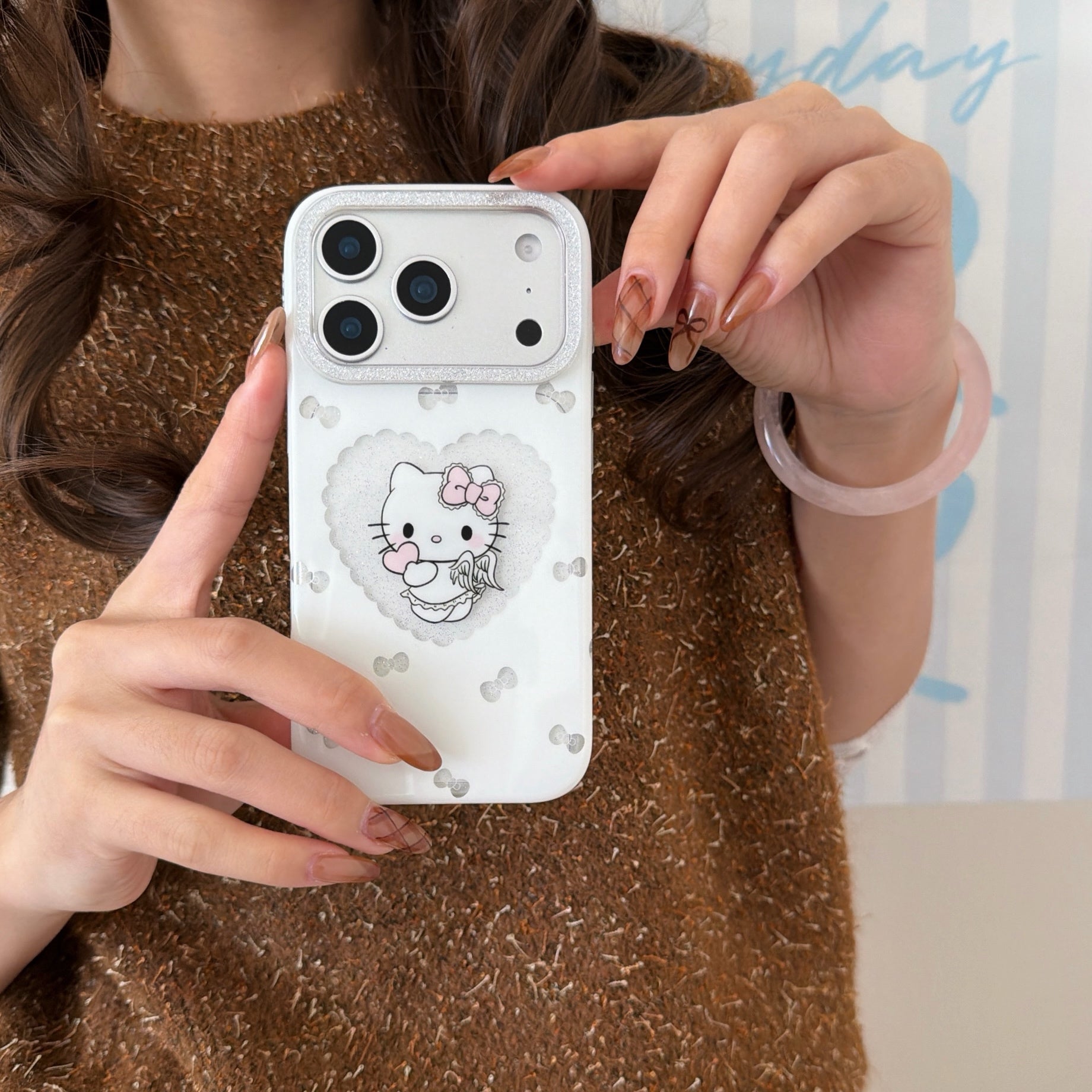 Glittery framed heart-shaped Kitty pendant