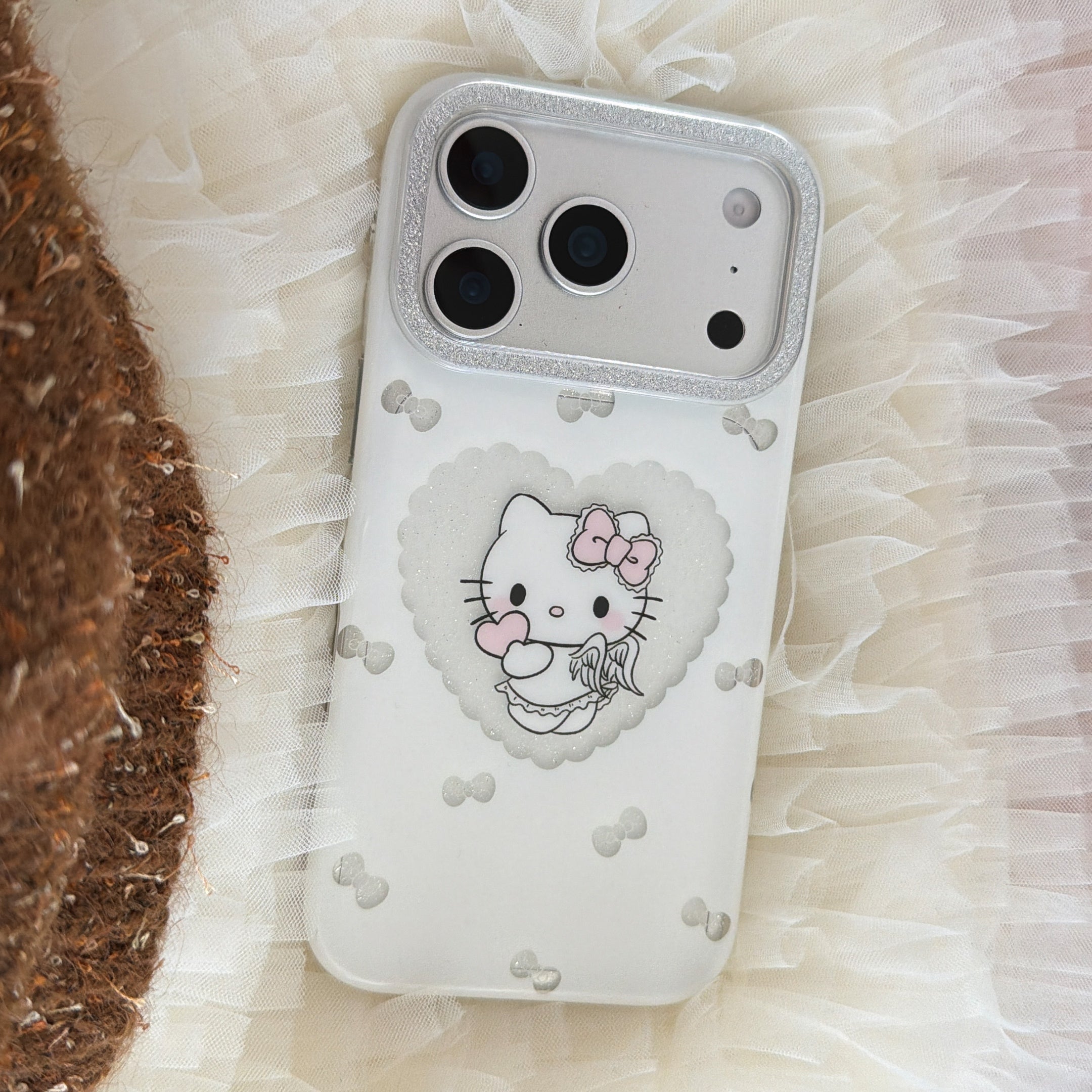 Glittery framed heart-shaped Kitty pendant