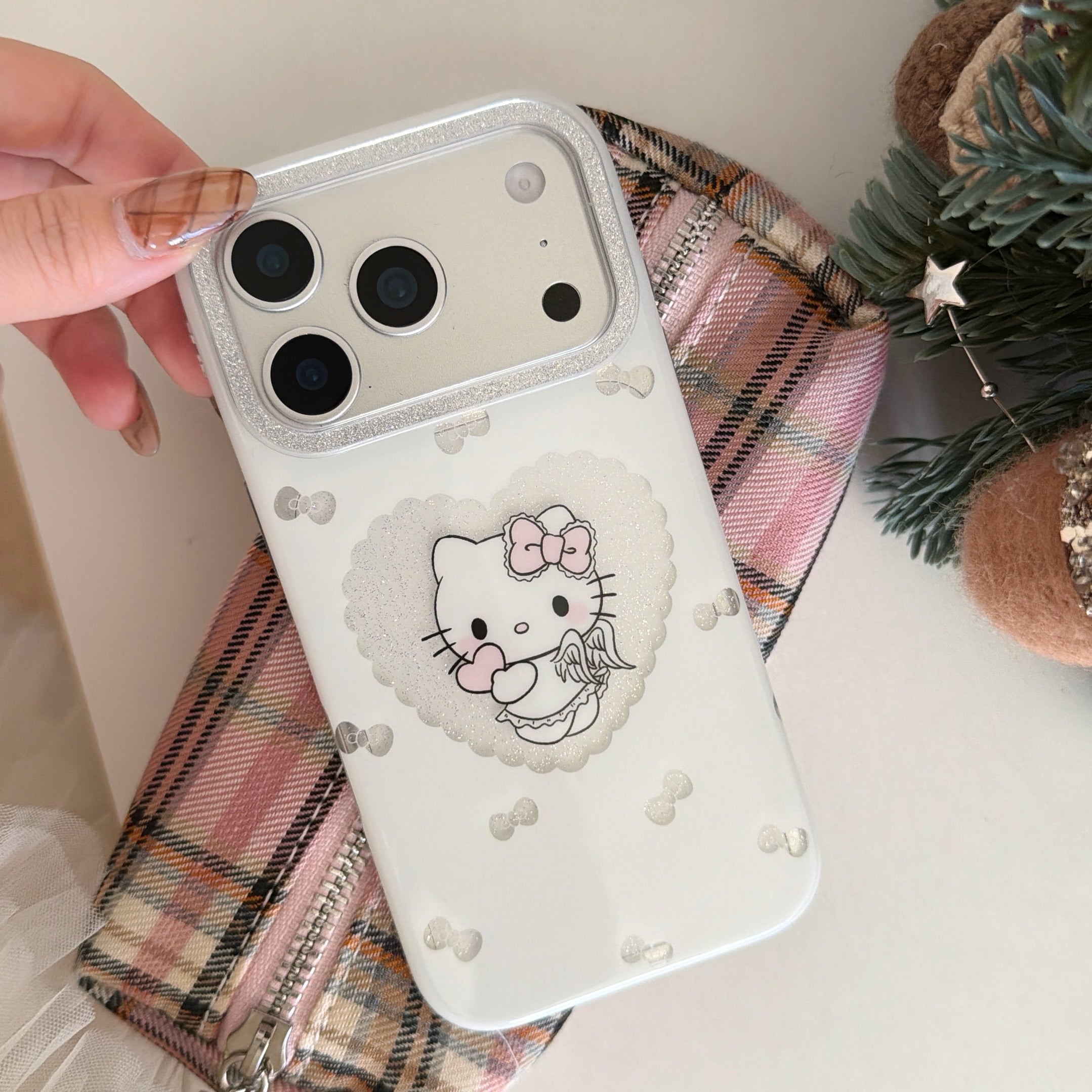 Glittery framed heart-shaped Kitty pendant