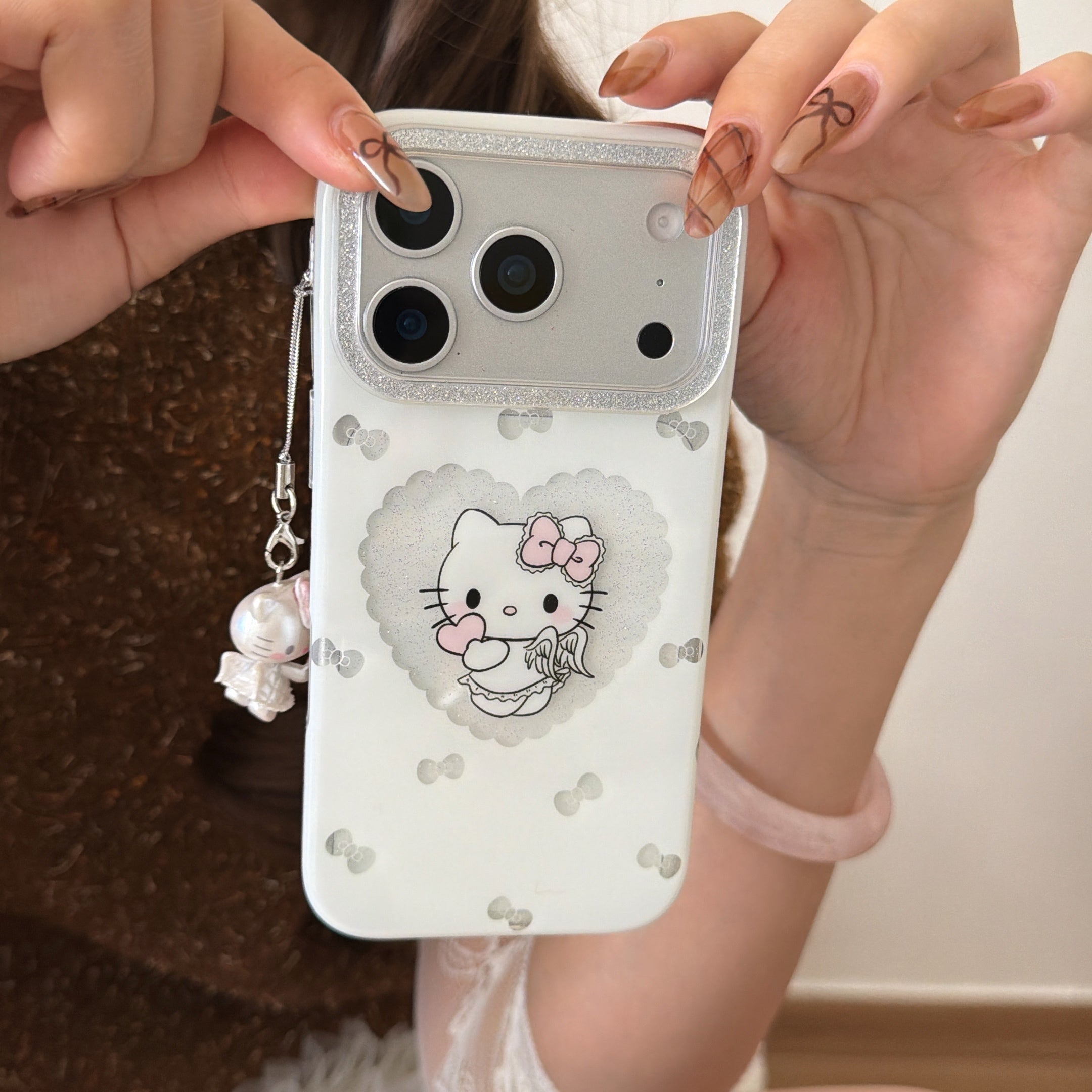 Glittery framed heart-shaped Kitty pendant