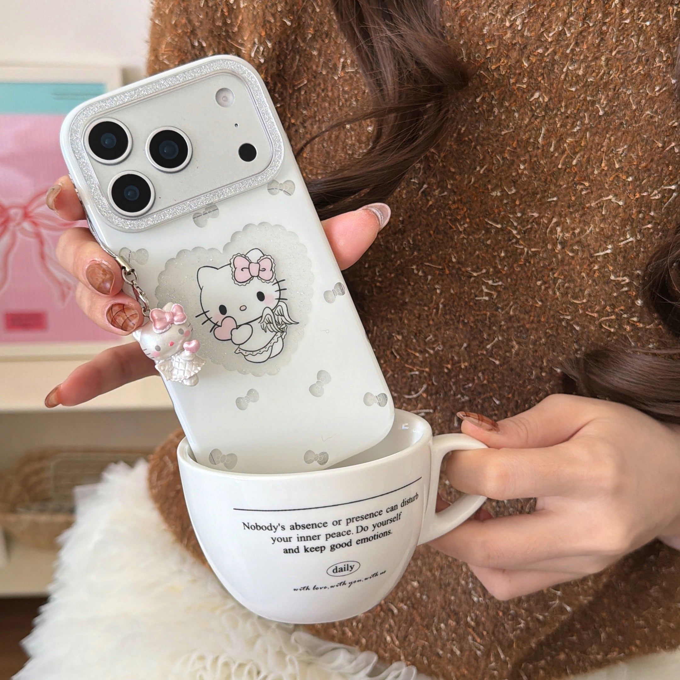 Glittery framed heart-shaped Kitty pendant