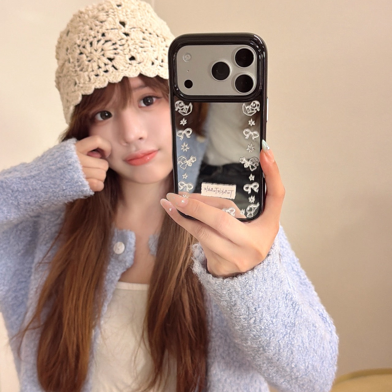 Edge trim with bow and star pattern, mirrored round edge phone case