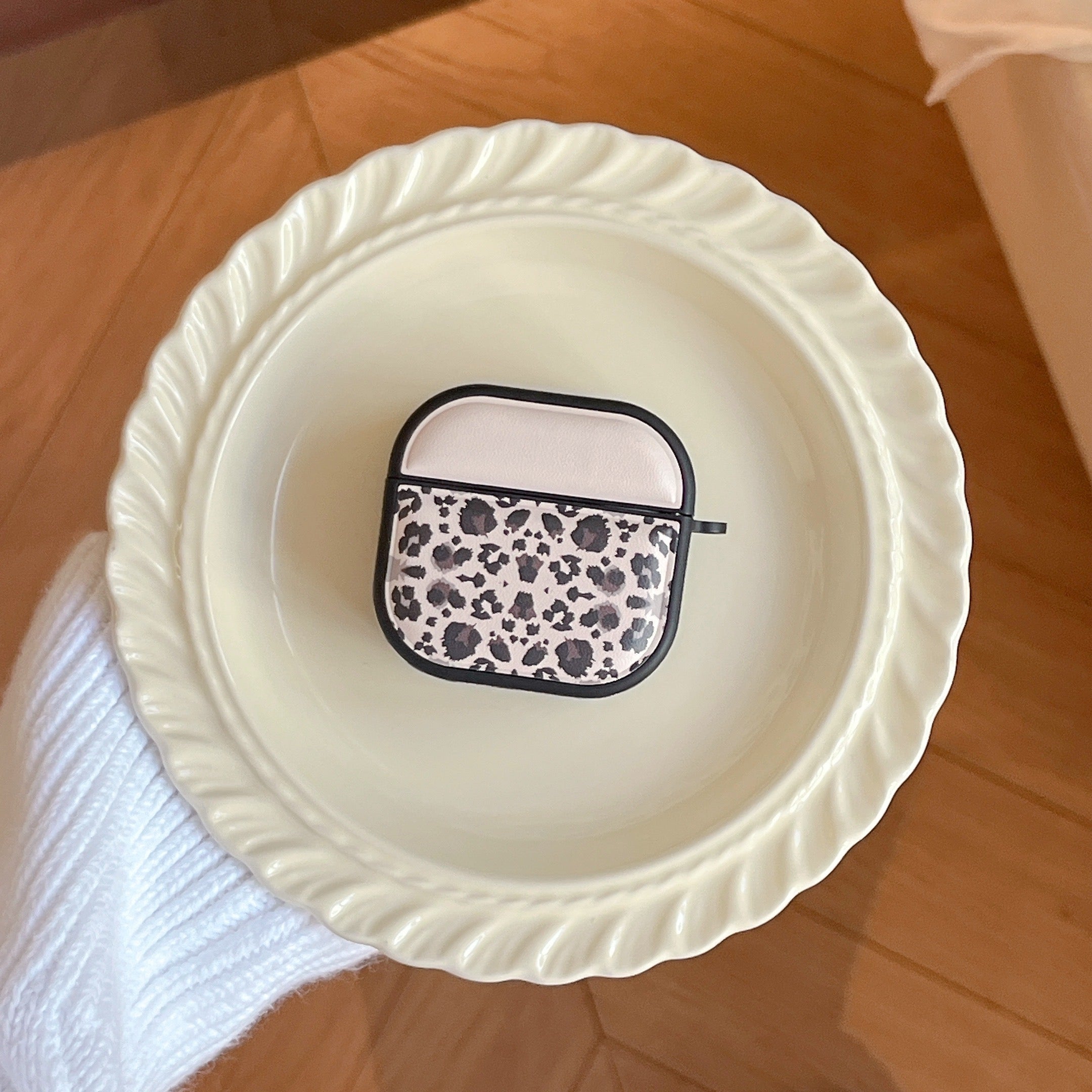 Color-blocked black leopard print magnetic drum-shaped earphone case