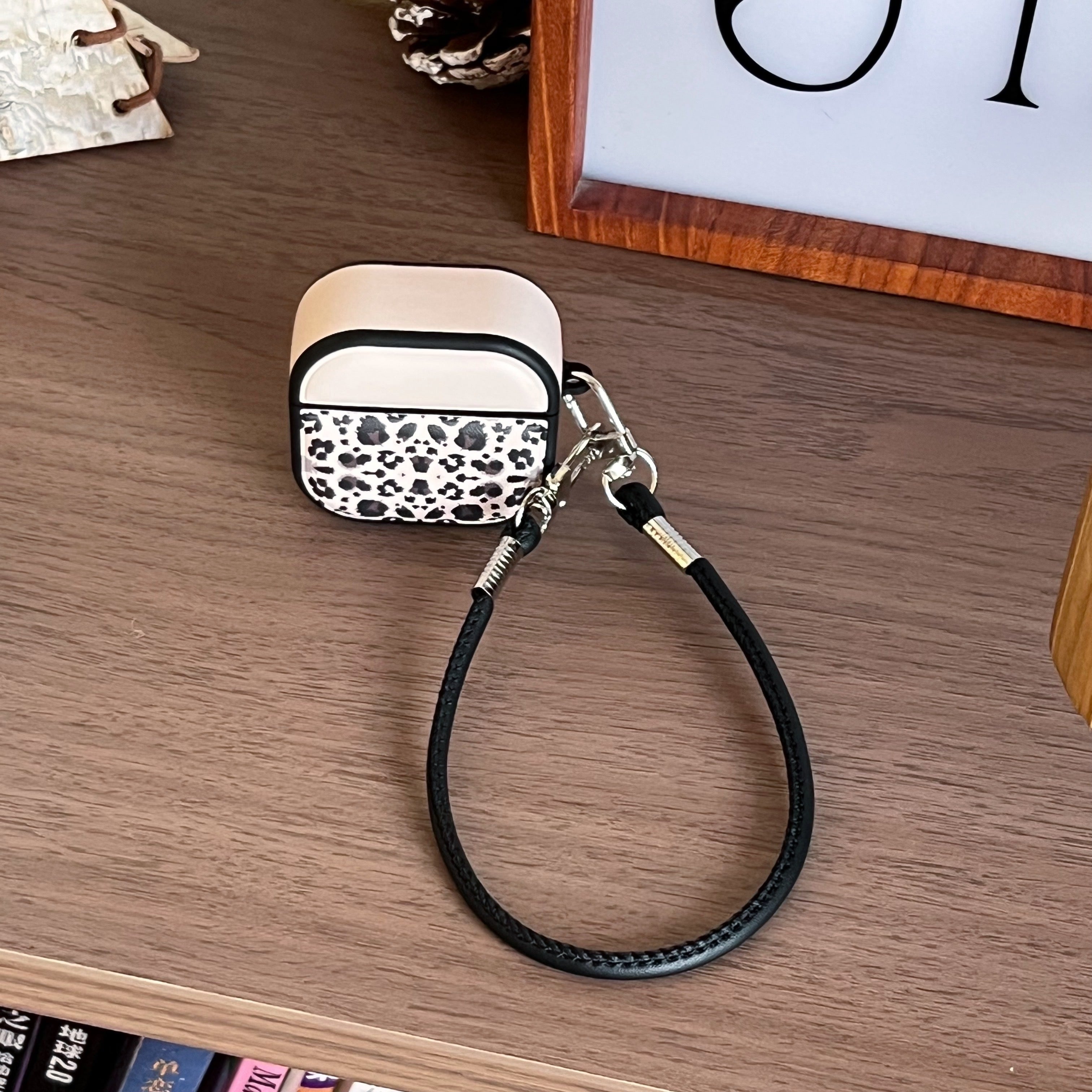 Color-blocked black leopard print magnetic drum-shaped earphone case