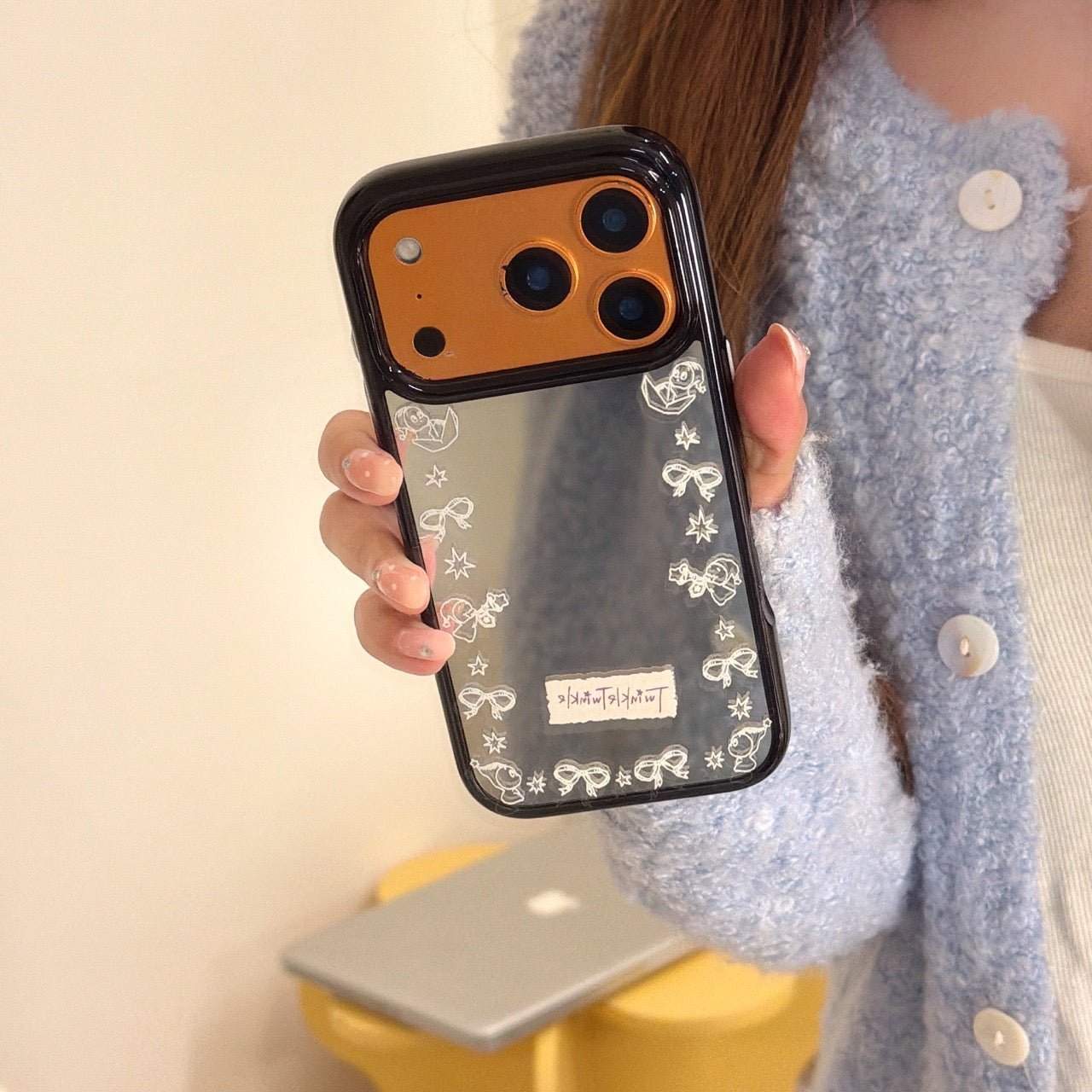 Edge trim with bow and star pattern, mirrored round edge phone case
