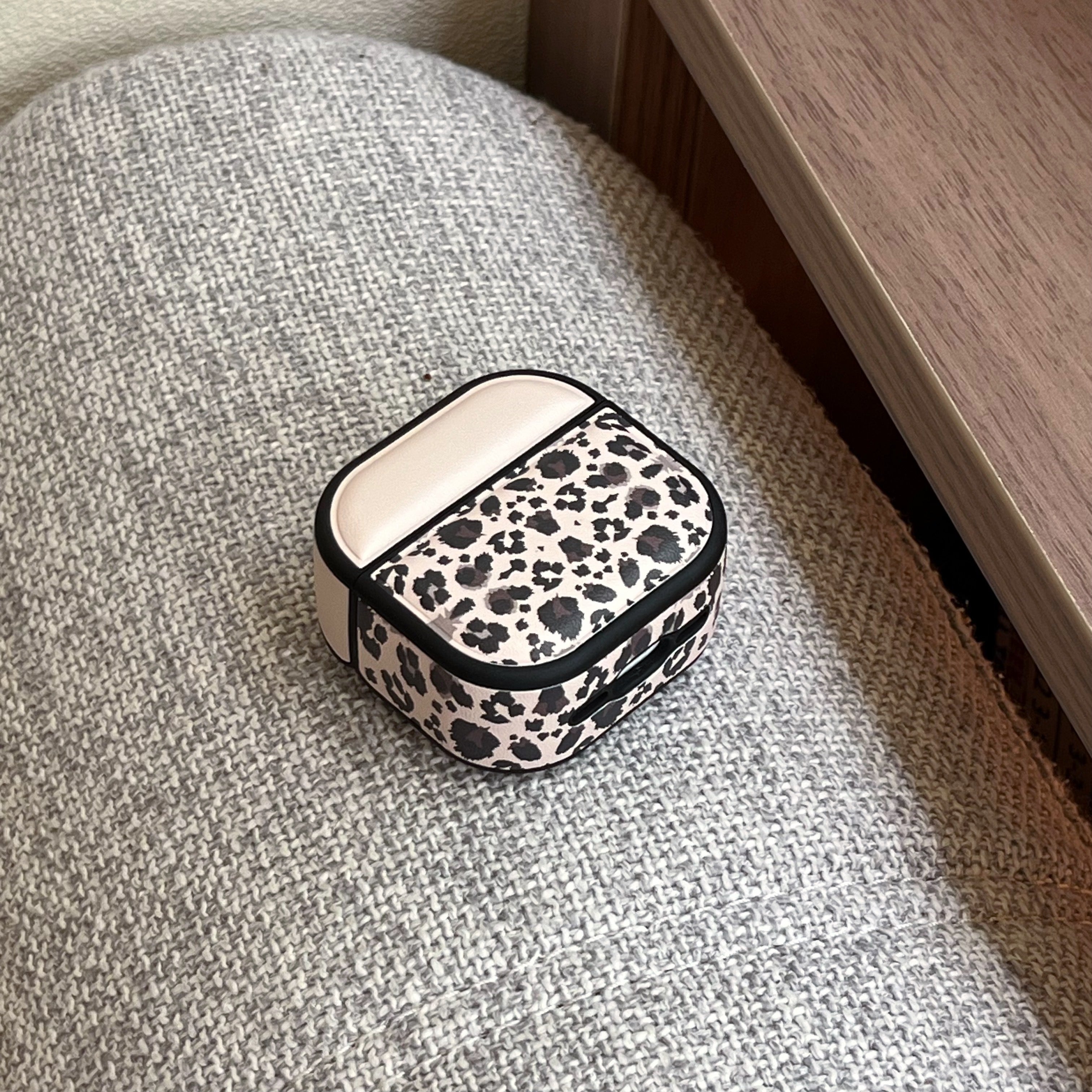 Color-blocked black leopard print magnetic drum-shaped earphone case