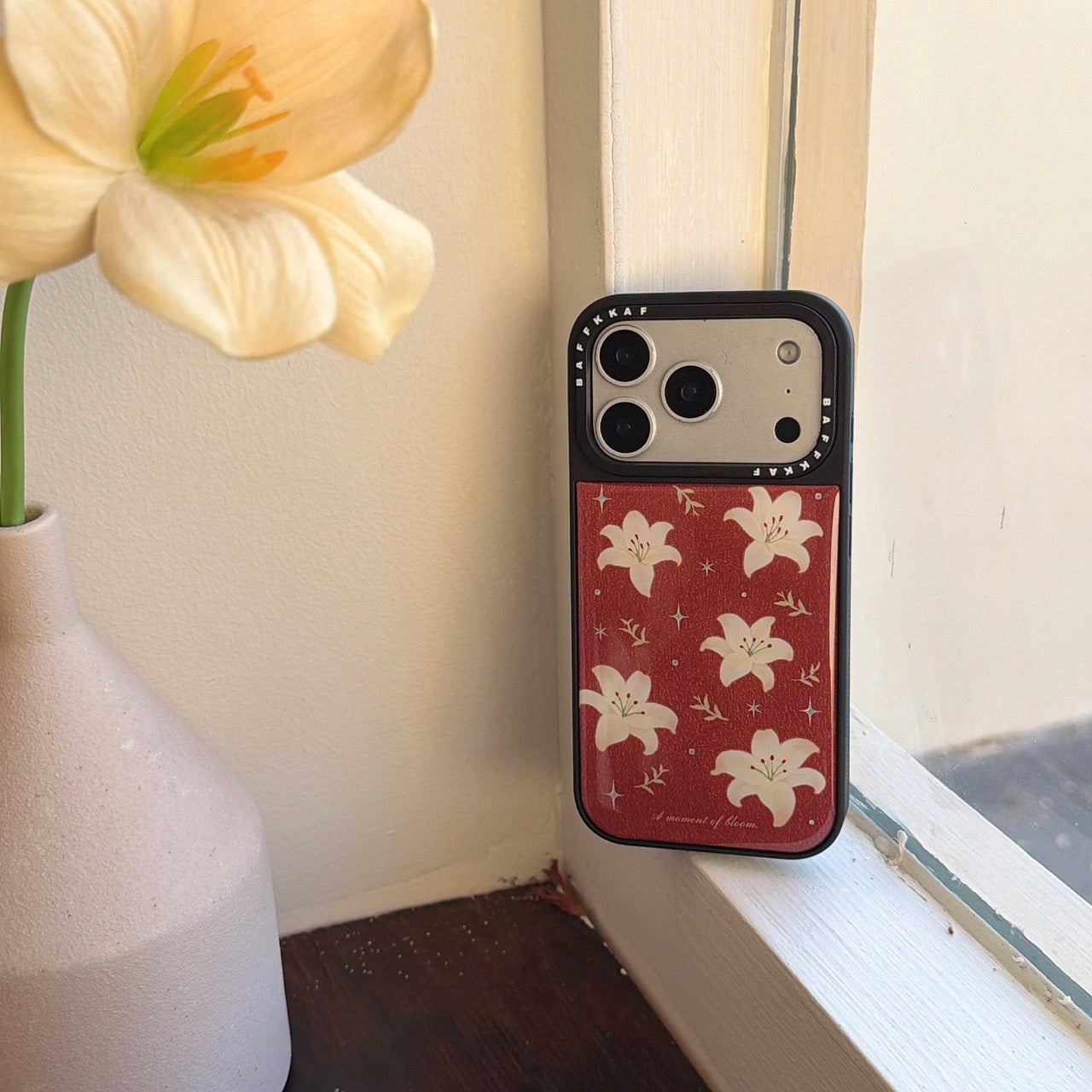 Woody Lily Pearl Gold-plated Black Edge Phone Case