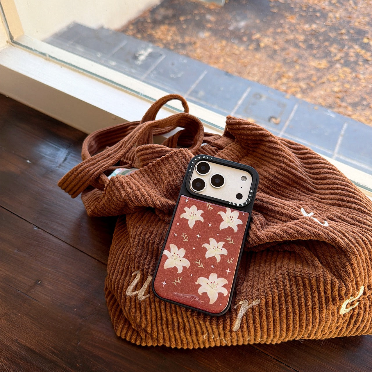 Woody Lily Pearl Gold-plated Black Edge Phone Case