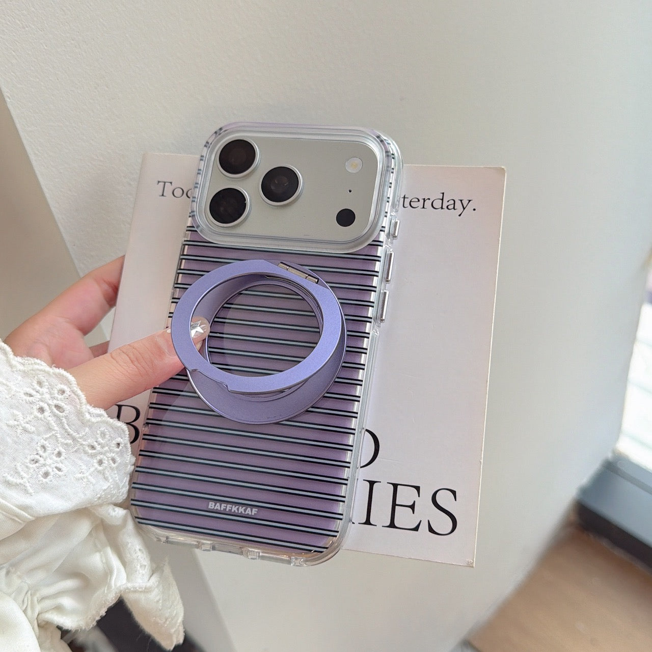 Funda moderna de rayas moradas y azules para iPhone | Serie con soporte de 360°