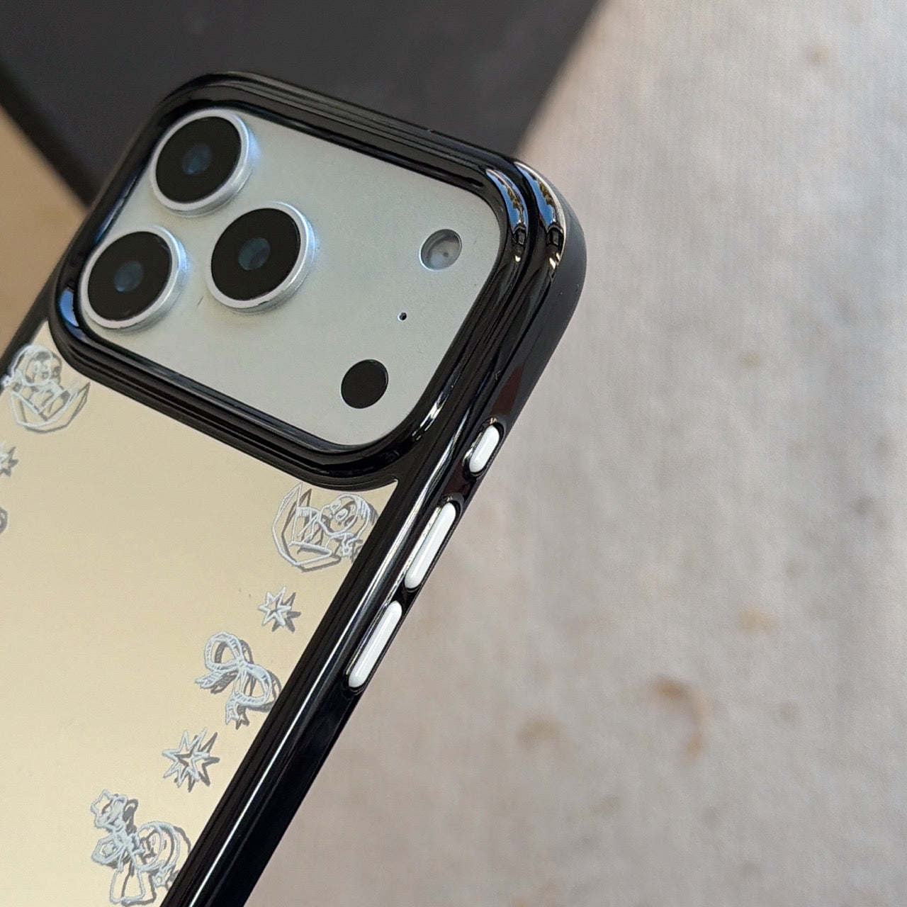 Edge trim with bow and star pattern, mirrored round edge phone case