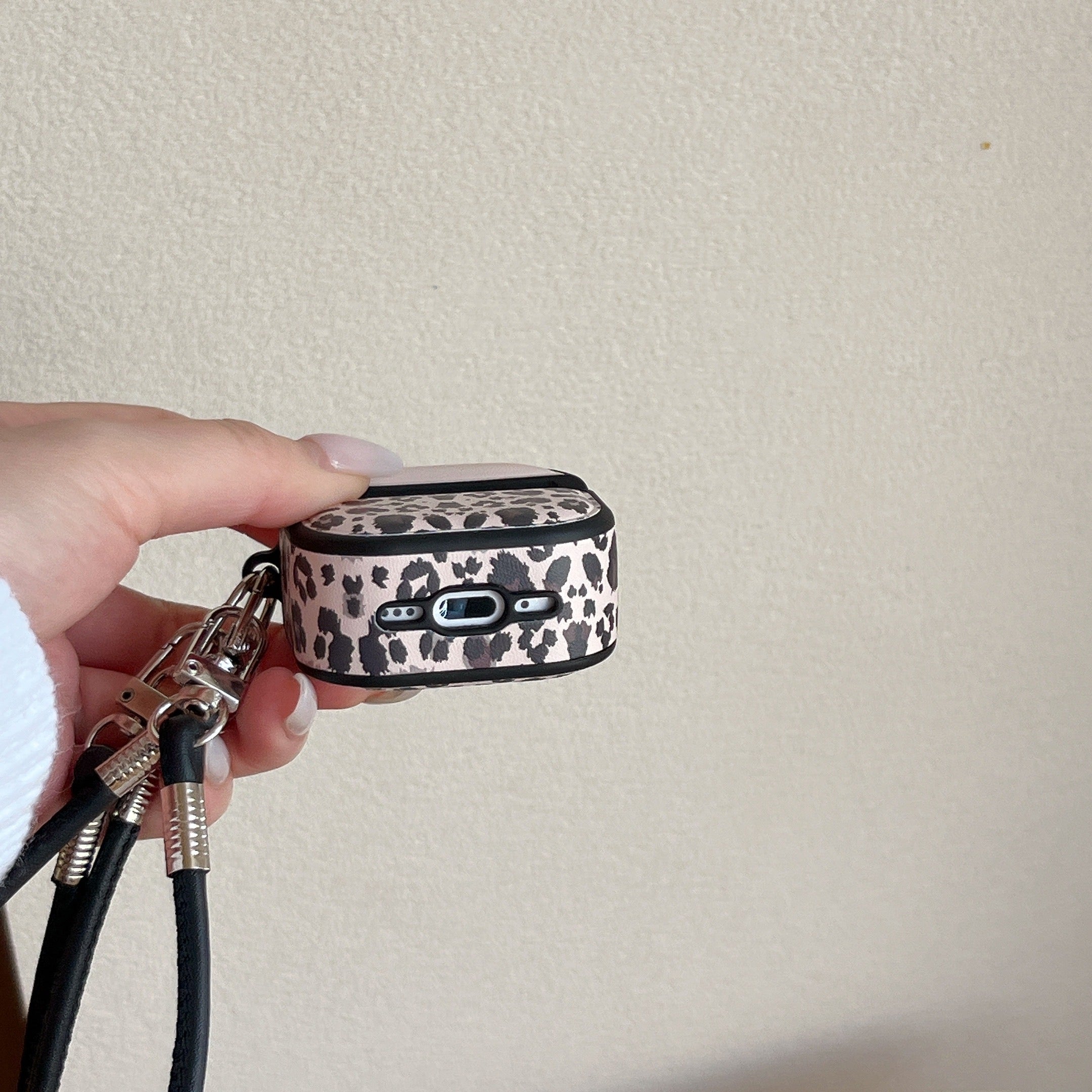 Color-blocked black leopard print magnetic drum-shaped earphone case