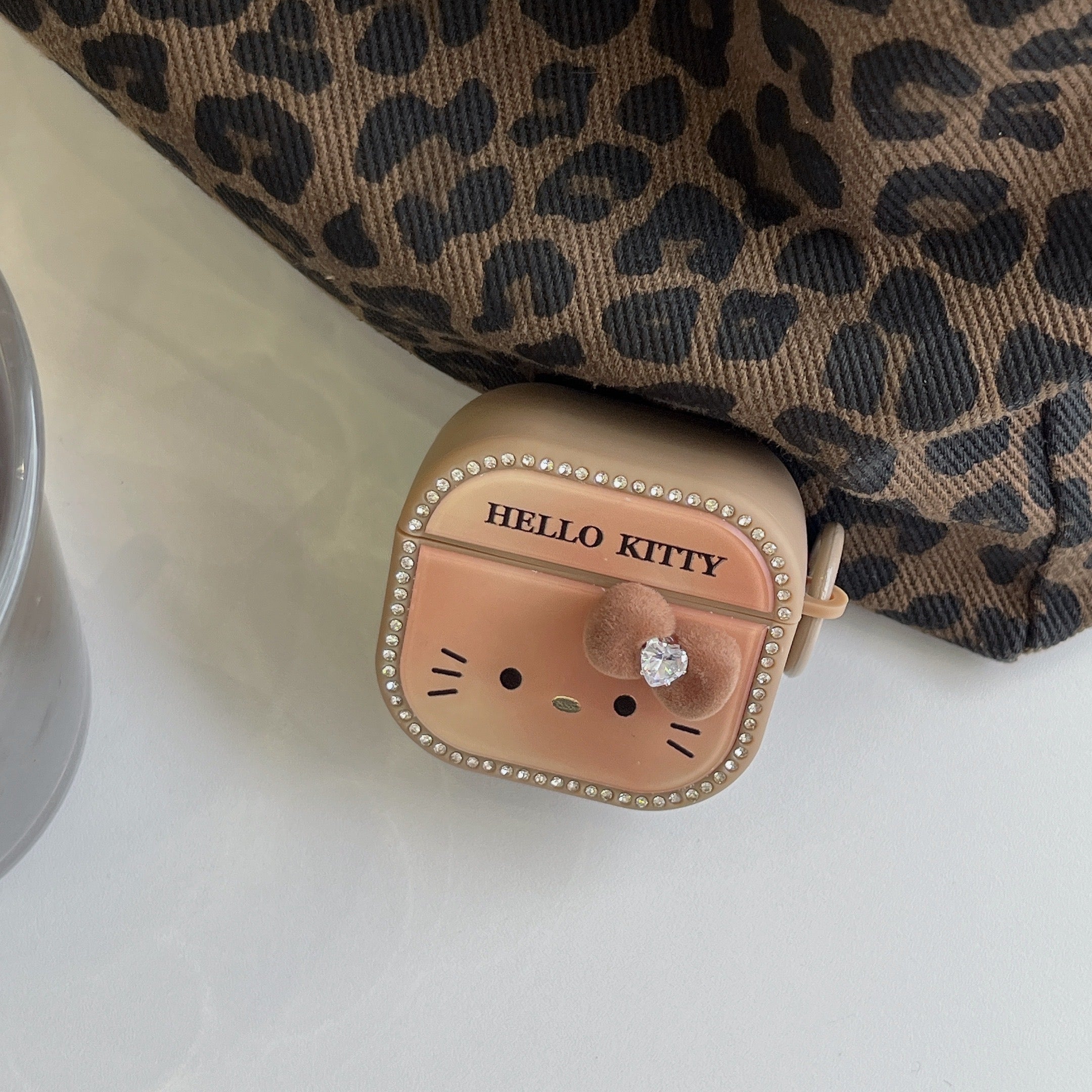 Retro brown Kitty magnetic earphone case