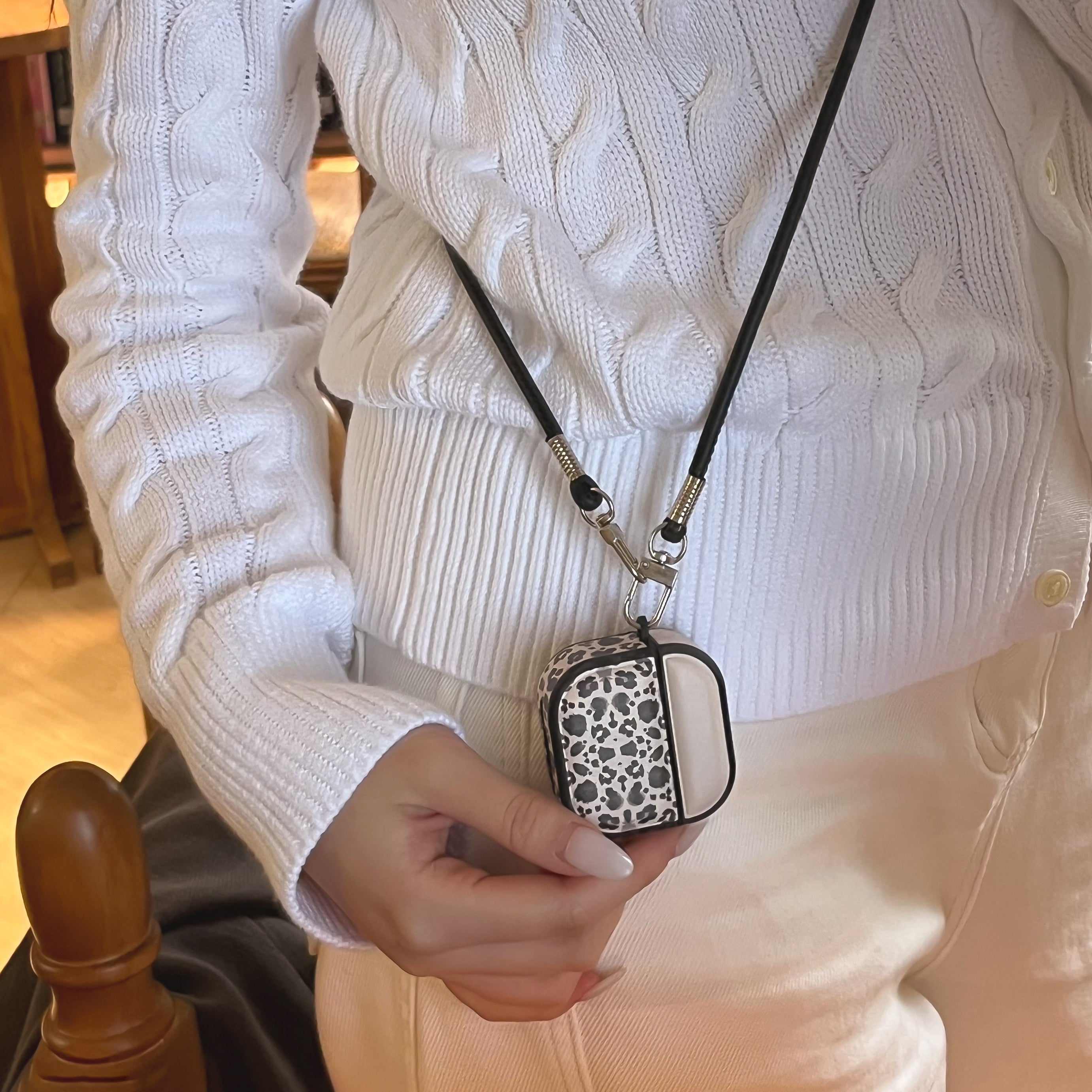 Color-blocked black leopard print magnetic drum-shaped earphone case